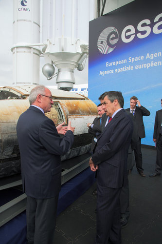 Jean-Jacques Dordain presents to François Fillon the ESA pavilion