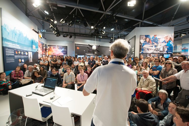 Léopold Eyharts meets the public at the ESA pavilion