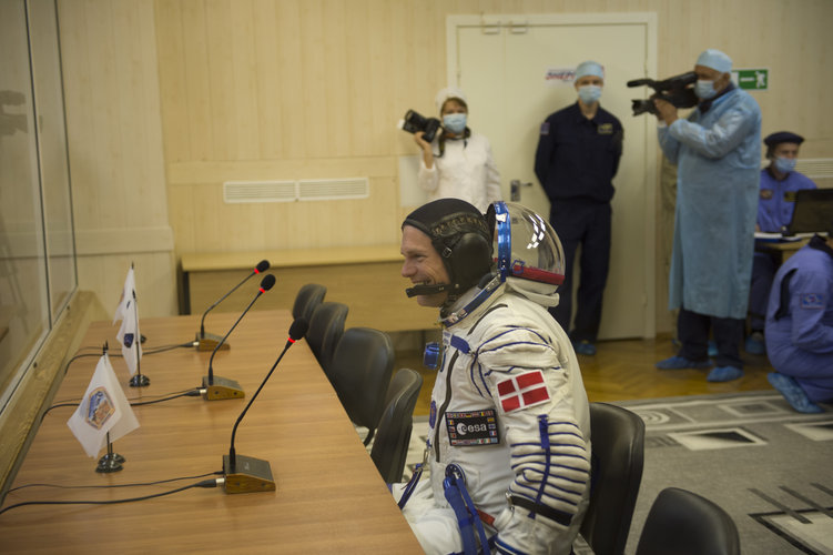 Andreas Mogensen talking to gathered friends, family and dignitaries