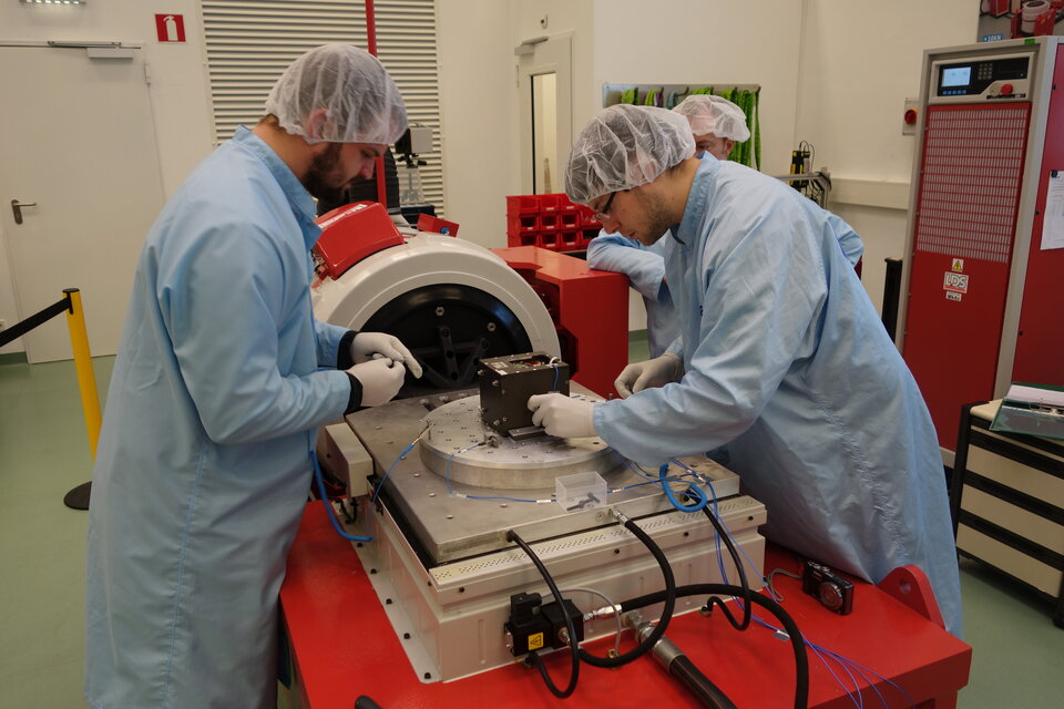 Installatie van OUFTI 1 op de elektrodynamische shaker te ESTEC