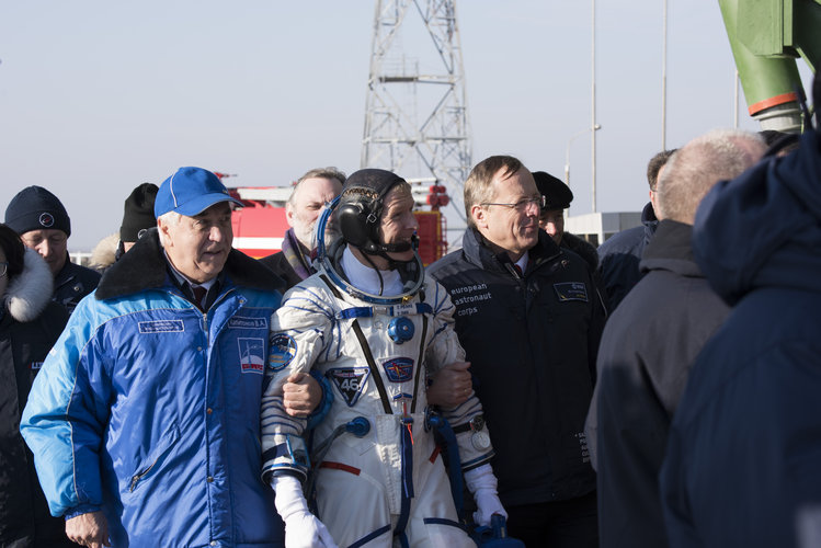 Tim Peake and Jan Wörner walking to the launch pad