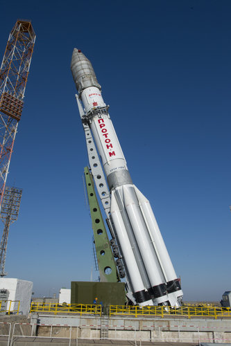 Proton rocket moved into vertical position