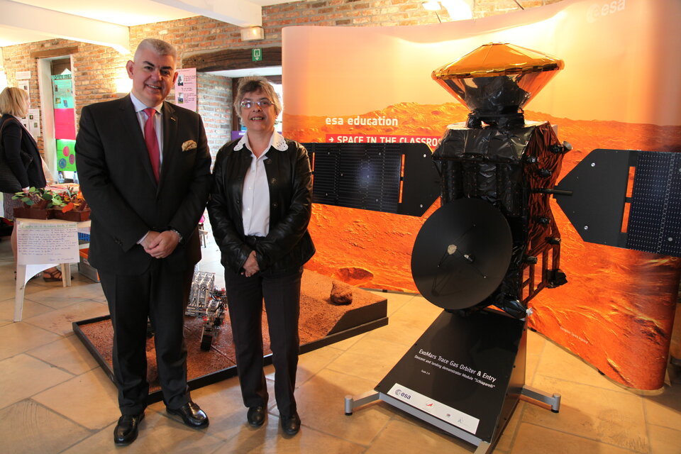 Lise-Anne Hanse et Hugo Marée à côté d'une maquette d'ExoMars