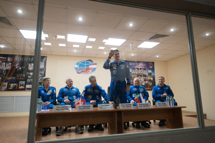 Prime and backup crewmembers during the pre-launch press conference