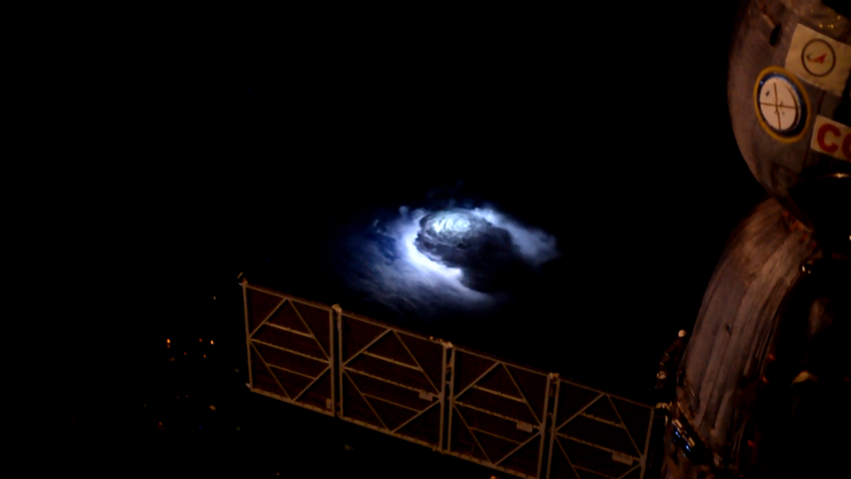 Bouře pozorovaná z paluby ISS