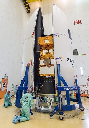 Closing Sentinel-2B fairing 