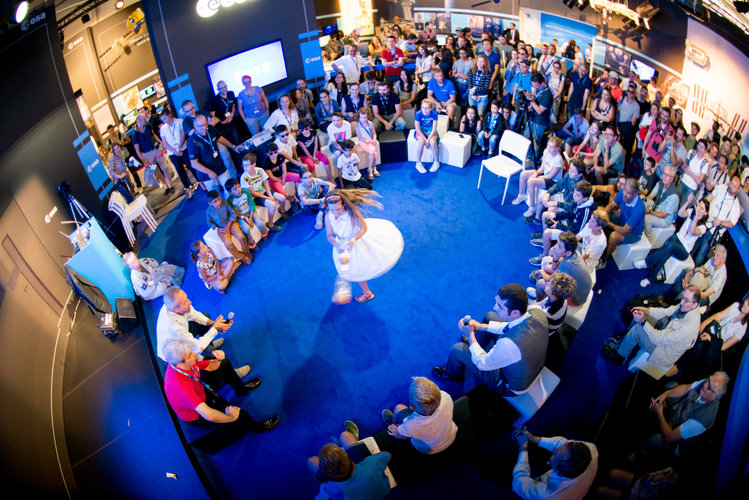 Life on the ISS explained to visitors at the ESA Pavilion