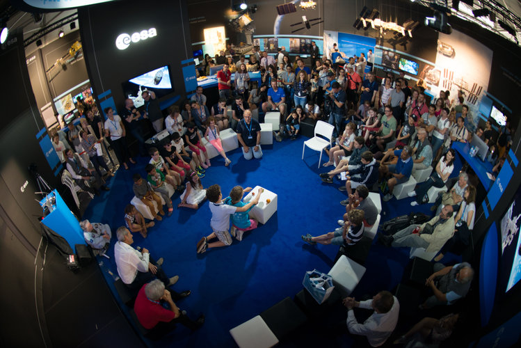 Life on the ISS explained to visitors at the ESA Pavilion