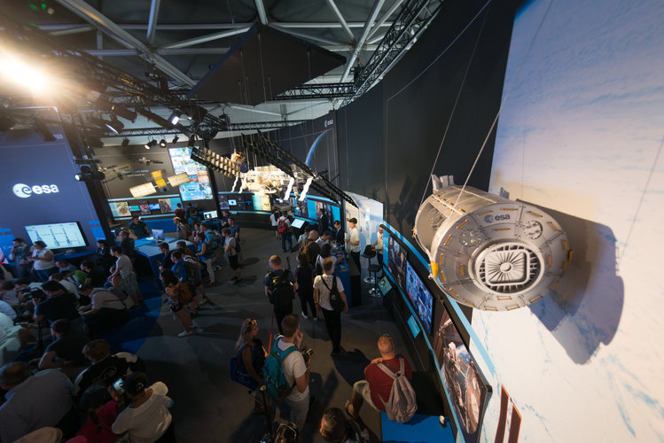 Public at the ESA Pavilion