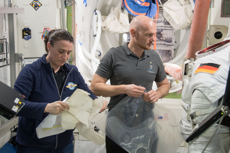 Expedition 56/57 crew members training 