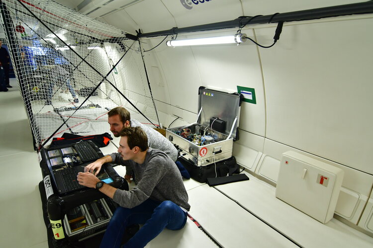 Preparing boiling experiment for parabolic flight