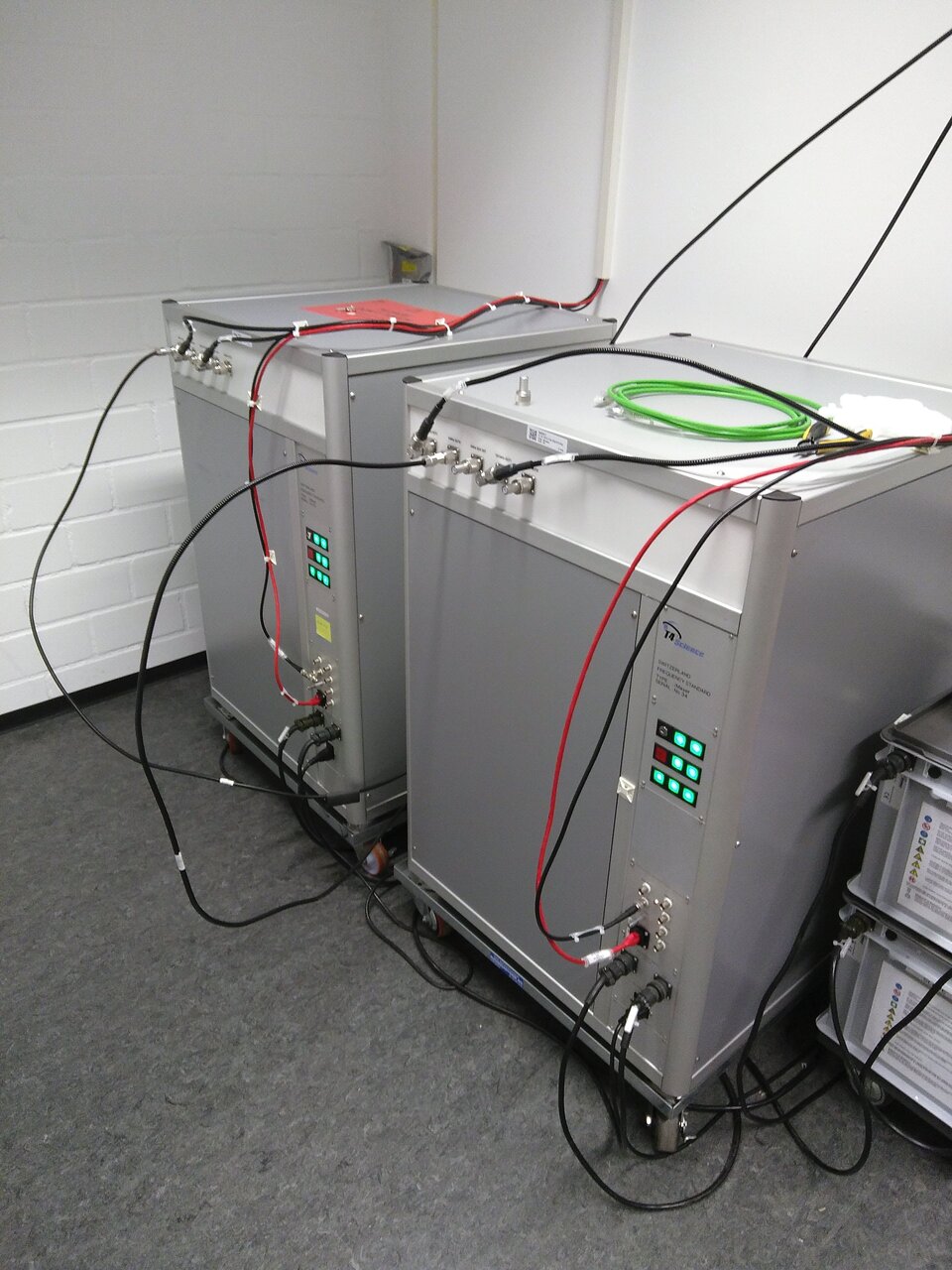 Δύο «μέιζερ ενεργού υδρογόνου» είναι εγκατεστημένα σε μια ειδική αίθουσα μέιζερ ελεγχόμενης θερμοκρασίας και υγρασίας στο ESOC. Τα μέιζερ παράγουν «συνεκτικά» ηλεκτρομαγνητικά κύματα και χρησιμοποιούνται ως συσκευή μέτρησης χρόνου στα ατομικά ρολόγια.
