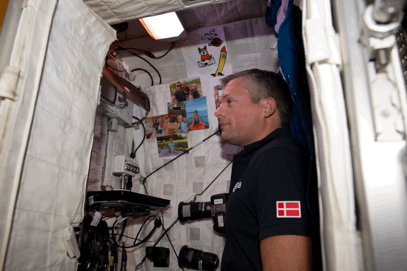 Andreas Mogensen in his sleeping quarter with the Circadian Light flashing between modes. 