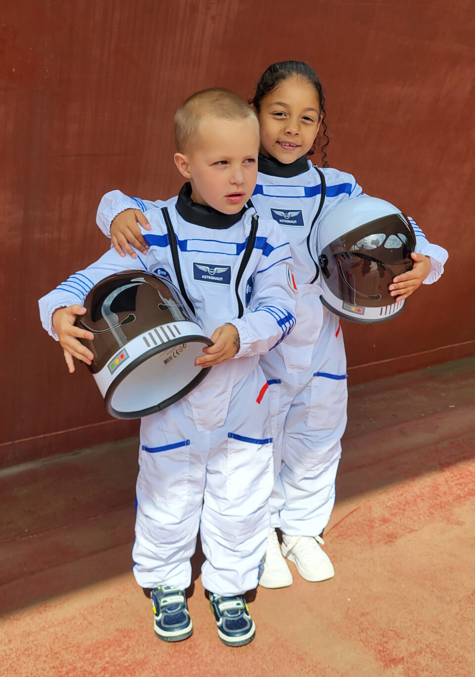 Spesso i bambini e le bambine si chiedono cosa faranno da grandi: i costumi da astronauta potrebbero essere la scintilla che li porterà a intraprendere una futura carriera nello spazio.