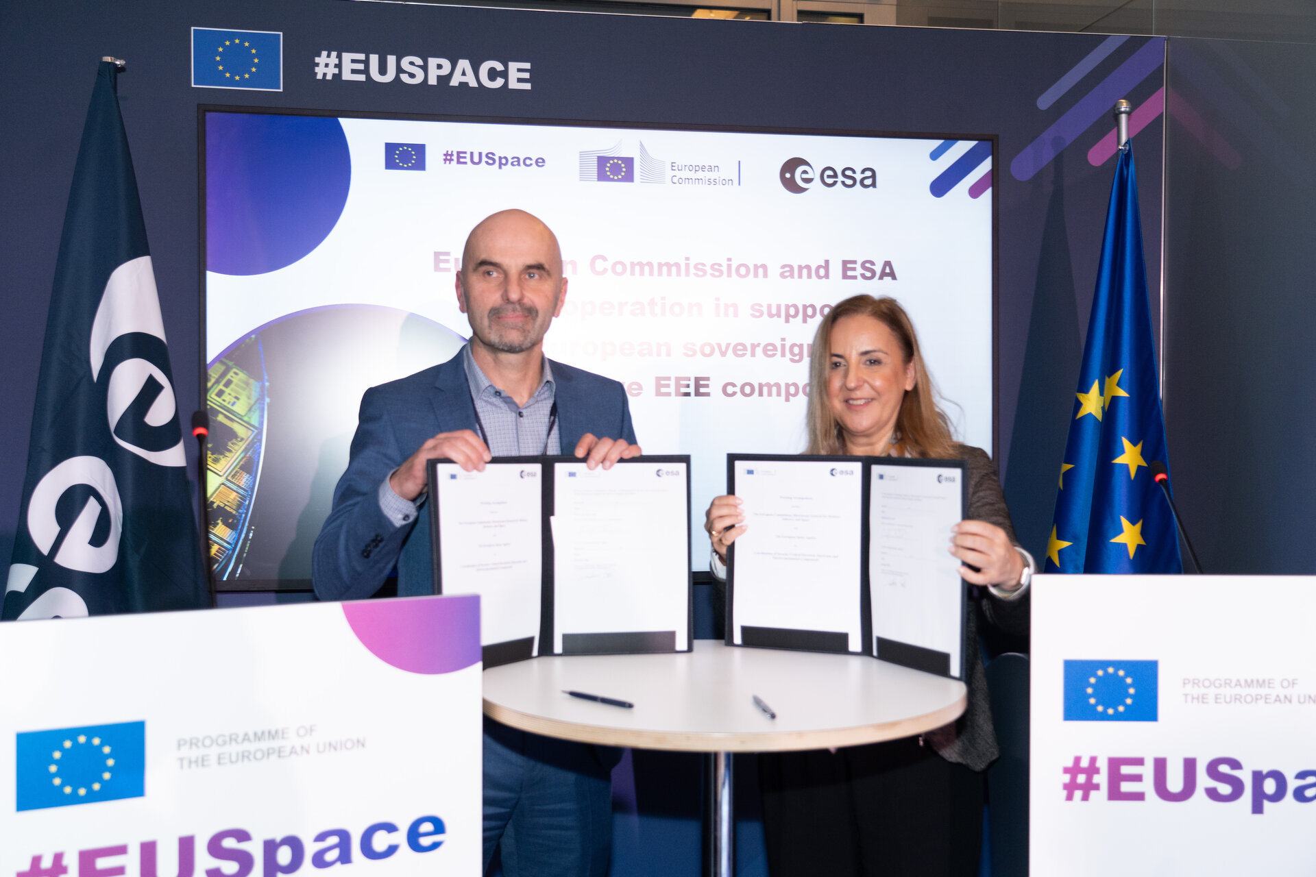 Dietmar Pilz and Catherine KAVVAD sign a new cooperation agreement for secure EEE components