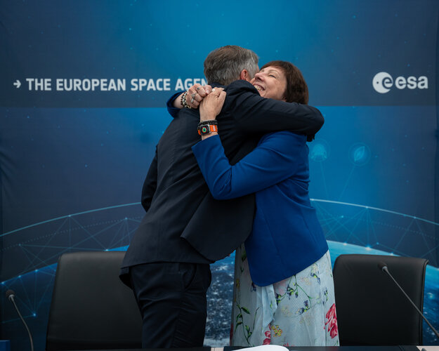 A hug for cooperation on Mars