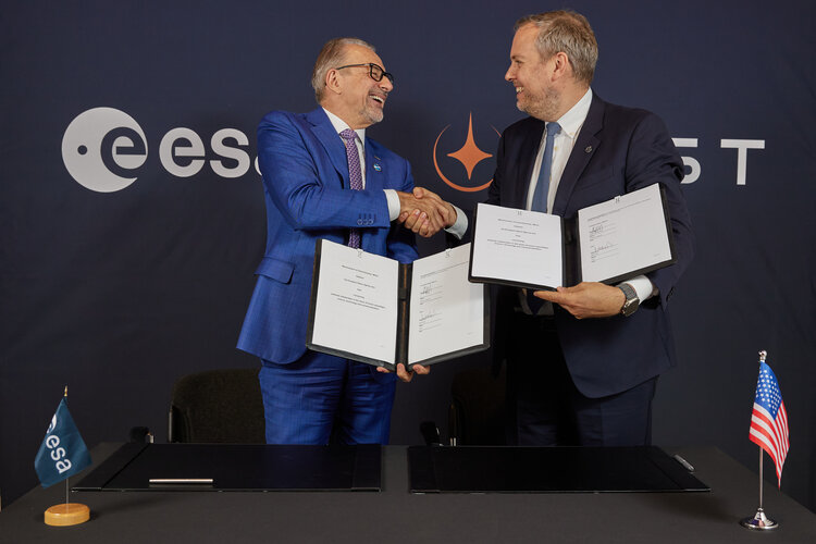 ESA and Vast memorandum signature at ILA