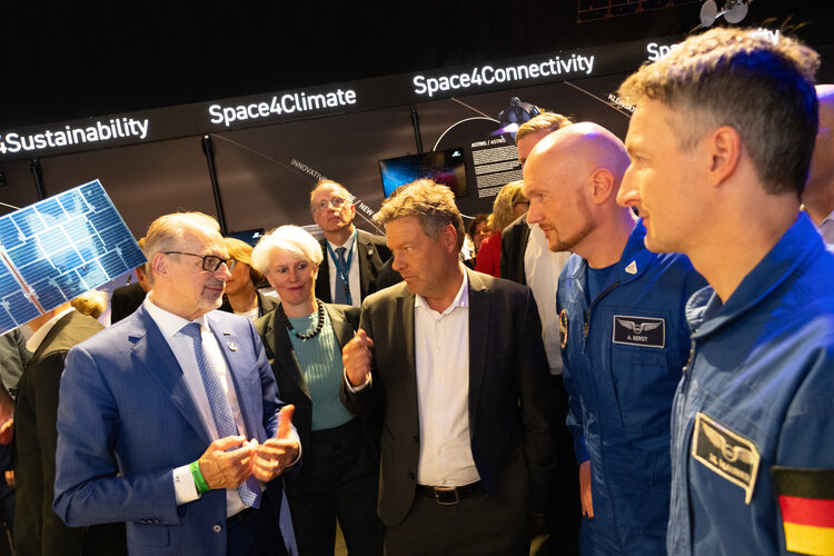 Minister Habeck visits the ILA Space Pavilion 2024